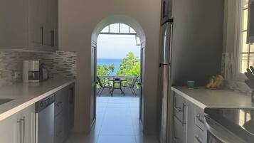 Jääkaappi, mikroaaltouuni, uuni, liesi