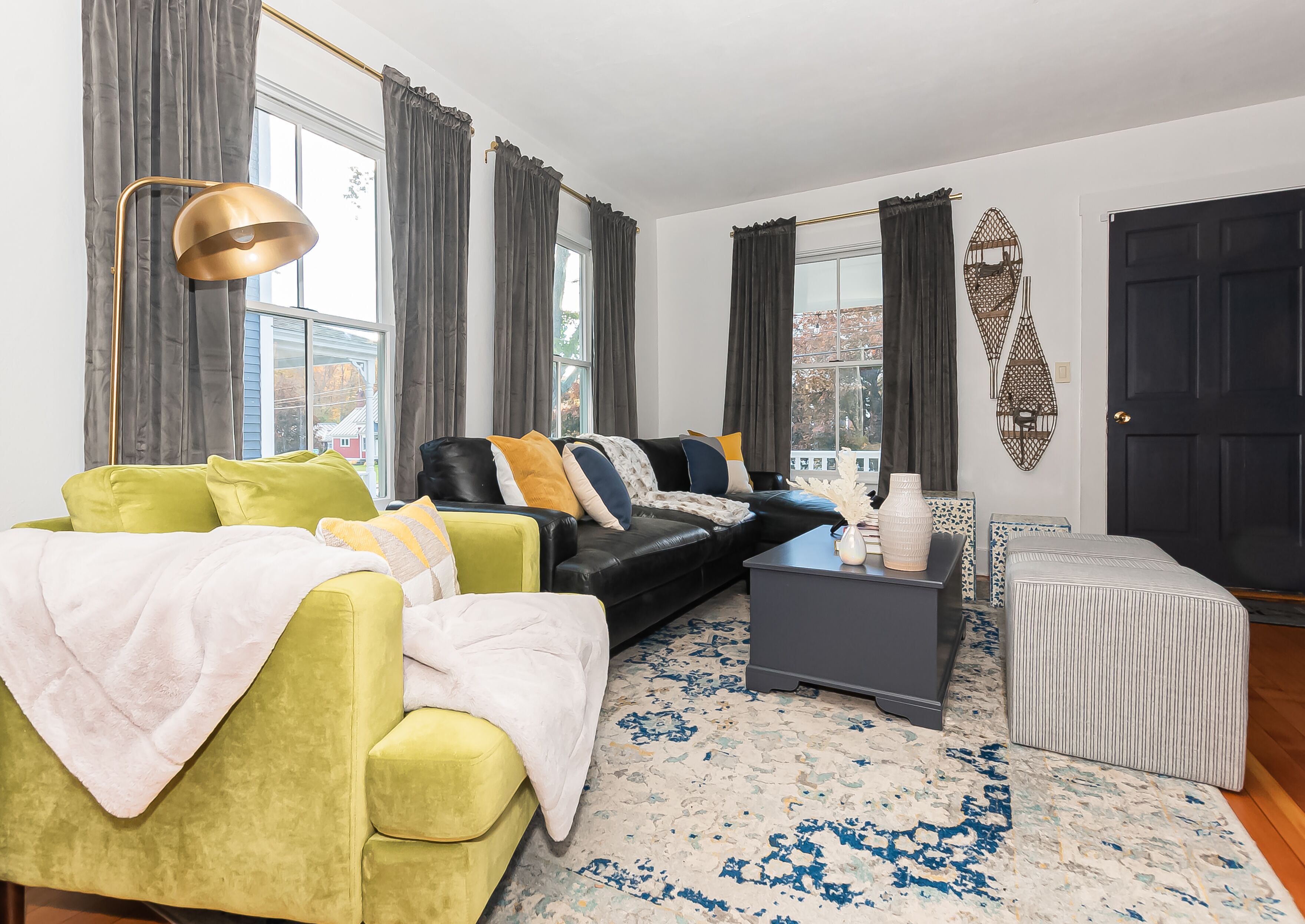 Smart TV, books, stereo