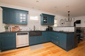 Fridge, microwave, oven, stovetop - Newly Designed by HOMME Girls! Okemo, Hot Tub, Mtn View, Ski Shuttle (Ludlow)