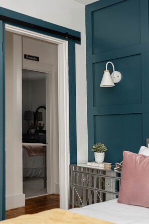 5 bedrooms, desk, iron/ironing board, free WiFi - Newly Designed by HOMME Girls! Okemo, Hot Tub, Mtn View, Ski Shuttle (Ludlow)