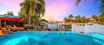 🌊 Waterfront Oasis, Hot Tub, Sauna, Boat Lift, Patio & Quintessential Florida Experience!