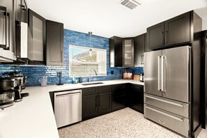 Refrigerador, microondas, horno y parrilla de estufa 