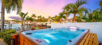 🌊 Waterfront Oasis, Hot Tub, Sauna, Patio & Quintessential Florida Experience!