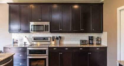 Cozy & Luxurious Ridge Home - including 2nd suite
