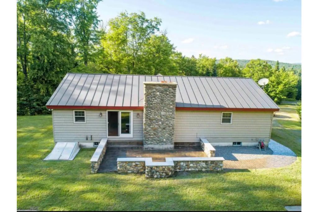 Cheerful 3-bedroom Cabin w/ Trail and Lake Access