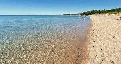 Summer Getaway - 3 min walk to Beach, Clean & Cozy