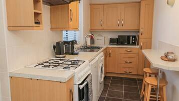 Cottage | Private kitchen | Fridge, electric kettle, toaster, cookware/dishes/utensils