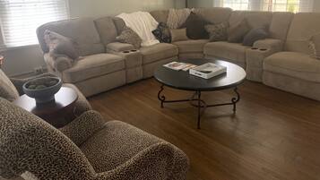 Smart TV, libros y impresora