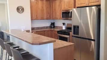 冰箱、微波炉、烤箱、炉灶