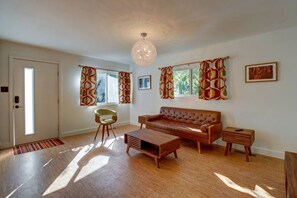 TV - Completely New 1970’s themed home near whiskey row (Prescott)