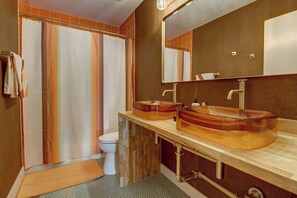 Combined shower/bathtub, hair dryer - Completely New 1970’s themed home near whiskey row (Prescott)