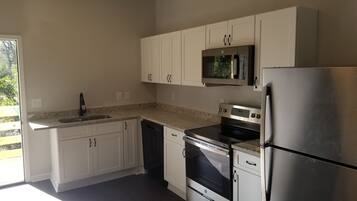 Réfrigérateur, micro-ondes, plaque de cuisson, lave-vaisselle