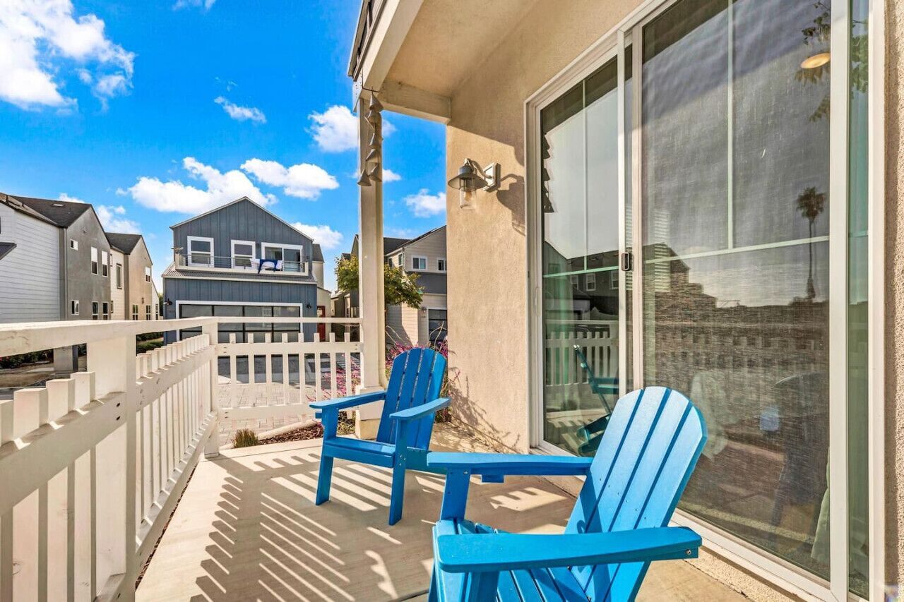 Coastal Chic Farmhouse Perfect for Entertainment