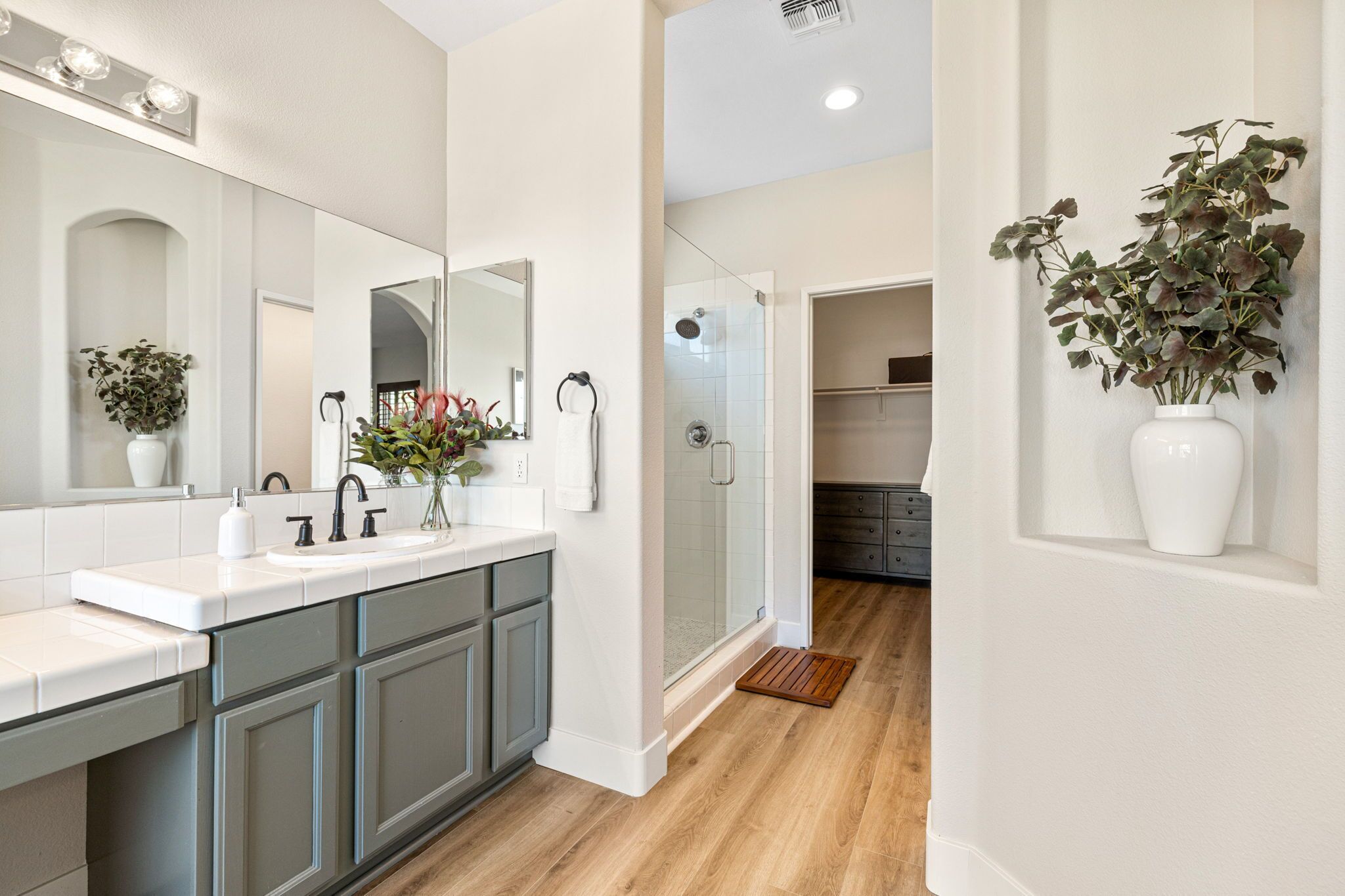 Combined shower/bathtub, hair dryer, towels, soap