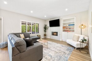 Smart TV, chimenea, monitor de computadora