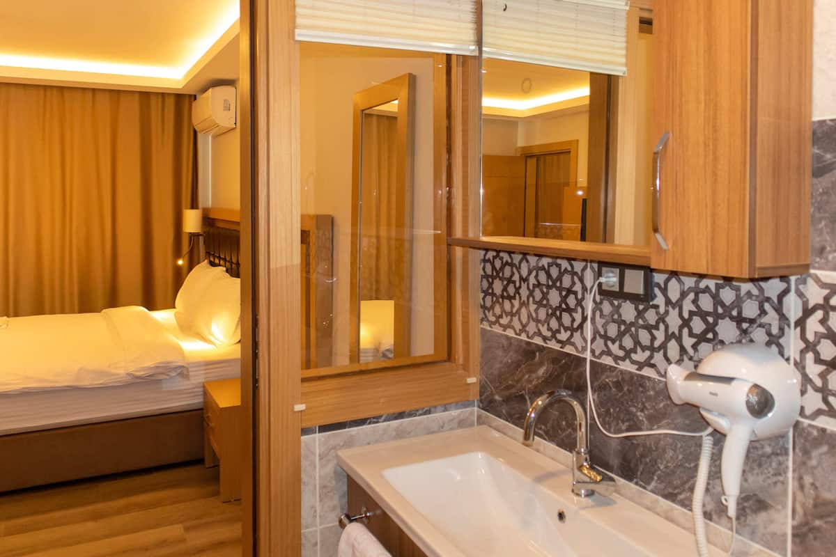 Klassieke kamer | Hypoallergeen beddengoed, een minibar, een laptopwerkplek, gratis wifi