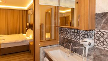 Classic Room | Hypo-allergenic bedding, minibar, laptop workspace, free WiFi