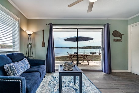 Deluxe Studio, 2 Double Beds, Pool Access, Lake View | Living area. Willow Beach Resort