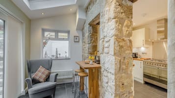 Lavavajillas y trona infantil