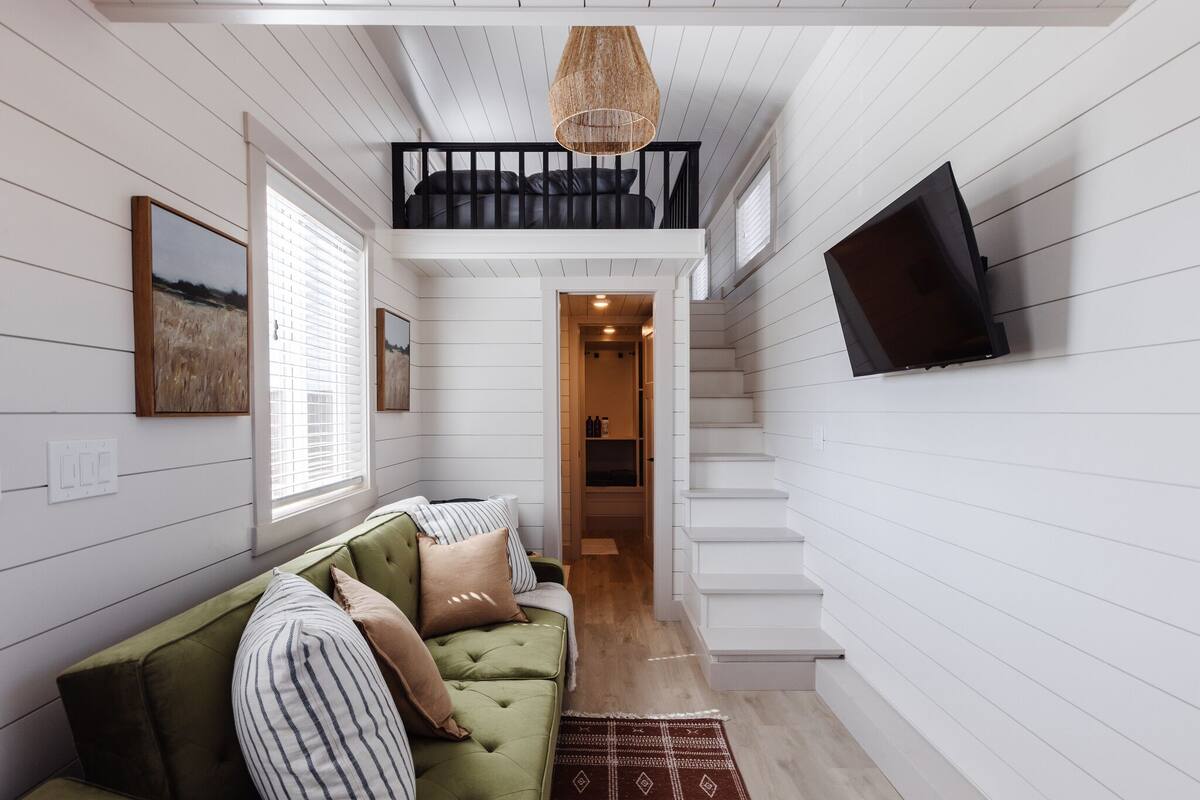 Family Cabin | Ruang tamu | TV Pintar, Netflix, Hulu, perkhidmatan penstriman 