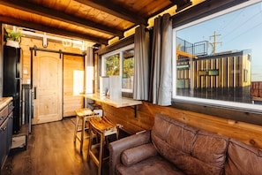 Romantische Ferienhütte | Wohnbereich | Smart-TV, Netflix, Hulu, Streaming-Dienste