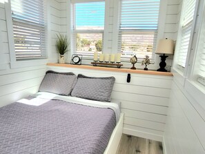 Design Cabin | Memory foam beds, individually decorated, individually furnished - Zion's Tiny Getaway (Hurricane)