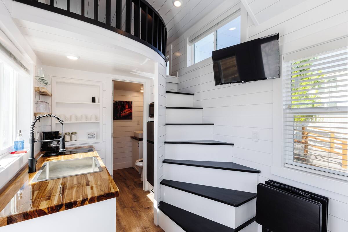 Romantic Cabin | Private kitchen | Coffee/tea maker, fridge, toaster, cookware/dishes/utensils