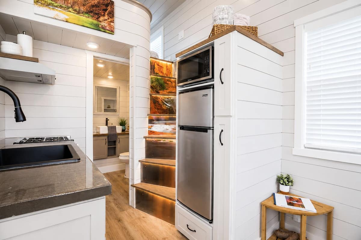 Romantic Cabin | Private kitchen | Coffee/tea maker, fridge, toaster, cookware/dishes/utensils