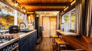 Romantische Ferienhütte | Eigene Küche | Kühlschrank, Mikrowelle, Wasserkocher mit Kaffee-/Teezubehör