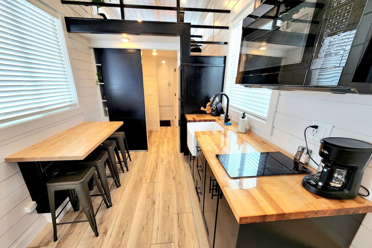 Premium Cabin | Dapur peribadi | Pembancuh kopi/teh, peti sejuk, pembakar roti 