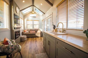 Deluxe Studio Suite | Living area | Smart TV, Netflix, Hulu, streaming services