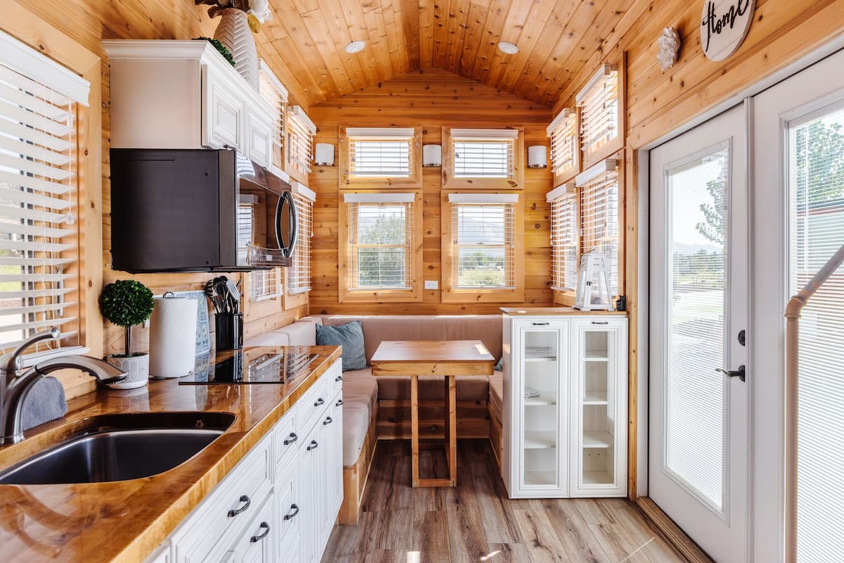 Romantic Cabin | Dapur peribadi | Pembancuh kopi/teh, peti sejuk, pembakar roti 