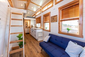 Premium-Ferienhütte, 2 Schlafzimmer, Bergblick | Betten mit Memory-Foam-Matratzen, individuell dekoriert