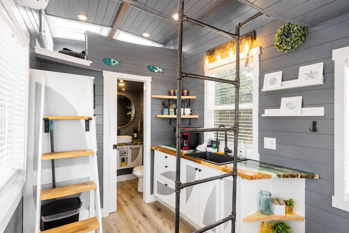 Premium Cabin | Dapur peribadi | Pembancuh kopi/teh, peti sejuk, pembakar roti 
