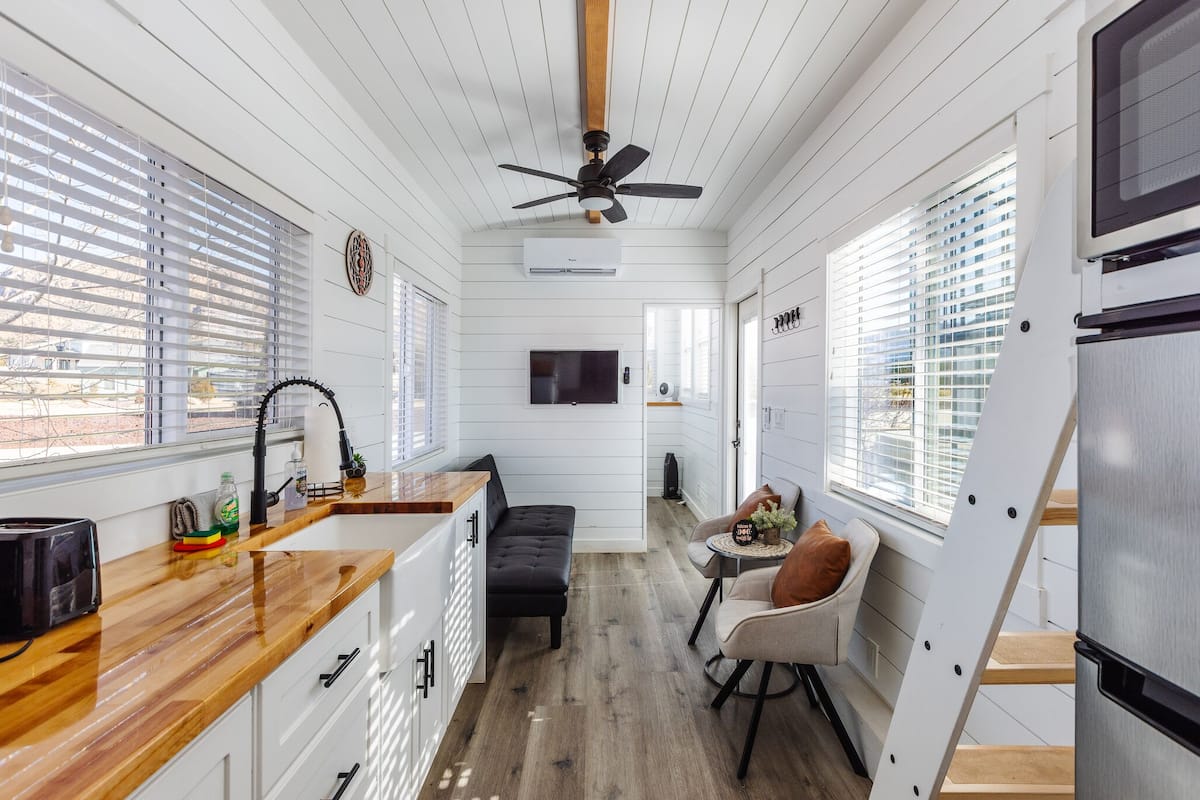 Premium Cabin | Dapur peribadi | Pembancuh kopi/teh, peti sejuk, pembakar roti 