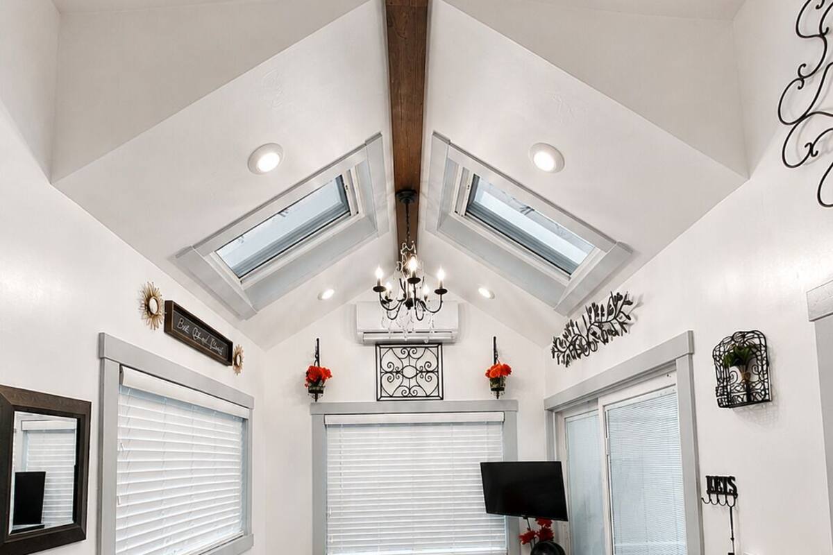 Romantic Cabin | Living area | Smart TV, Netflix, Hulu, streaming services