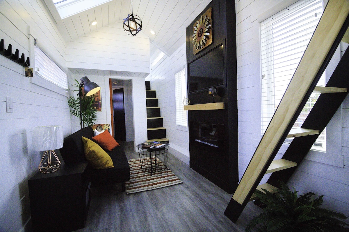 Family Cabin | Ruang tamu | TV Pintar, Netflix, Hulu, perkhidmatan penstriman 