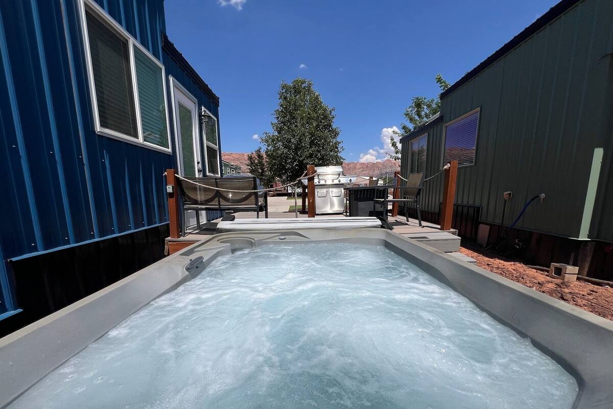 Romantic Cabin | Private spa tub