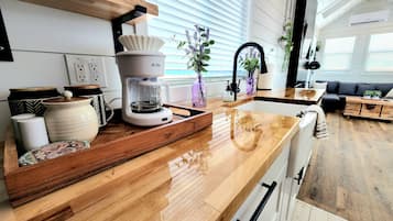 Deluxe Studio Suite | Private kitchen | Fridge, microwave, coffee/tea maker, cookware/dishes/utensils