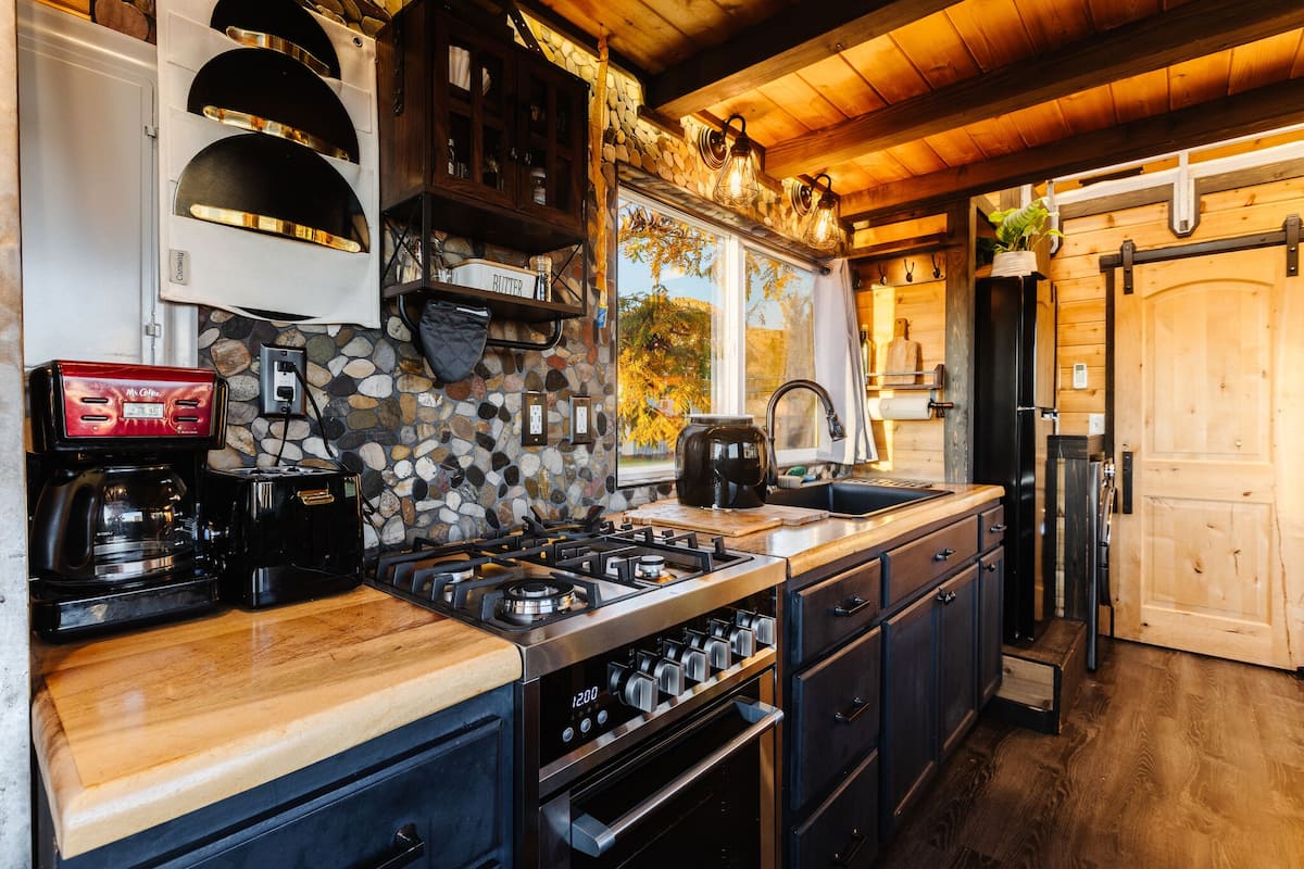 Romantic Cabin | Dapur peribadi | Pembancuh kopi/teh, peti sejuk, pembakar roti 