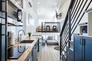 Refrigerador, microondas, cafetera/tetera, utensilios de cocina