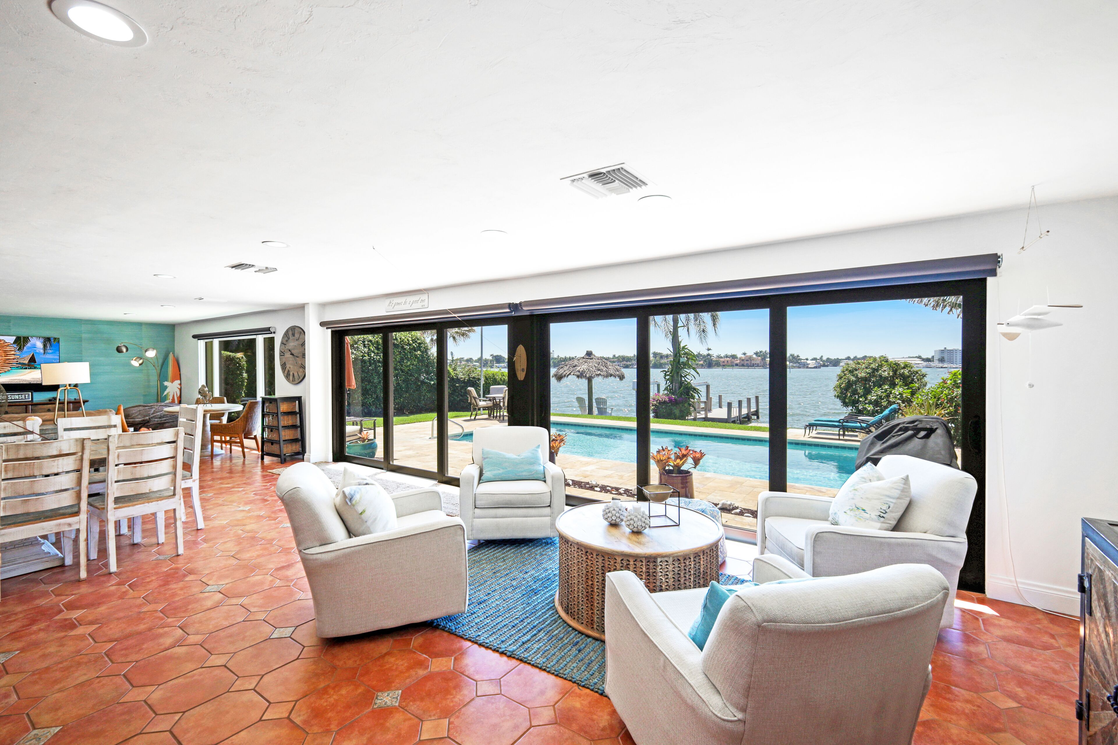 Älytelevisio, videopelejä, pöytätennispöytä, stereot