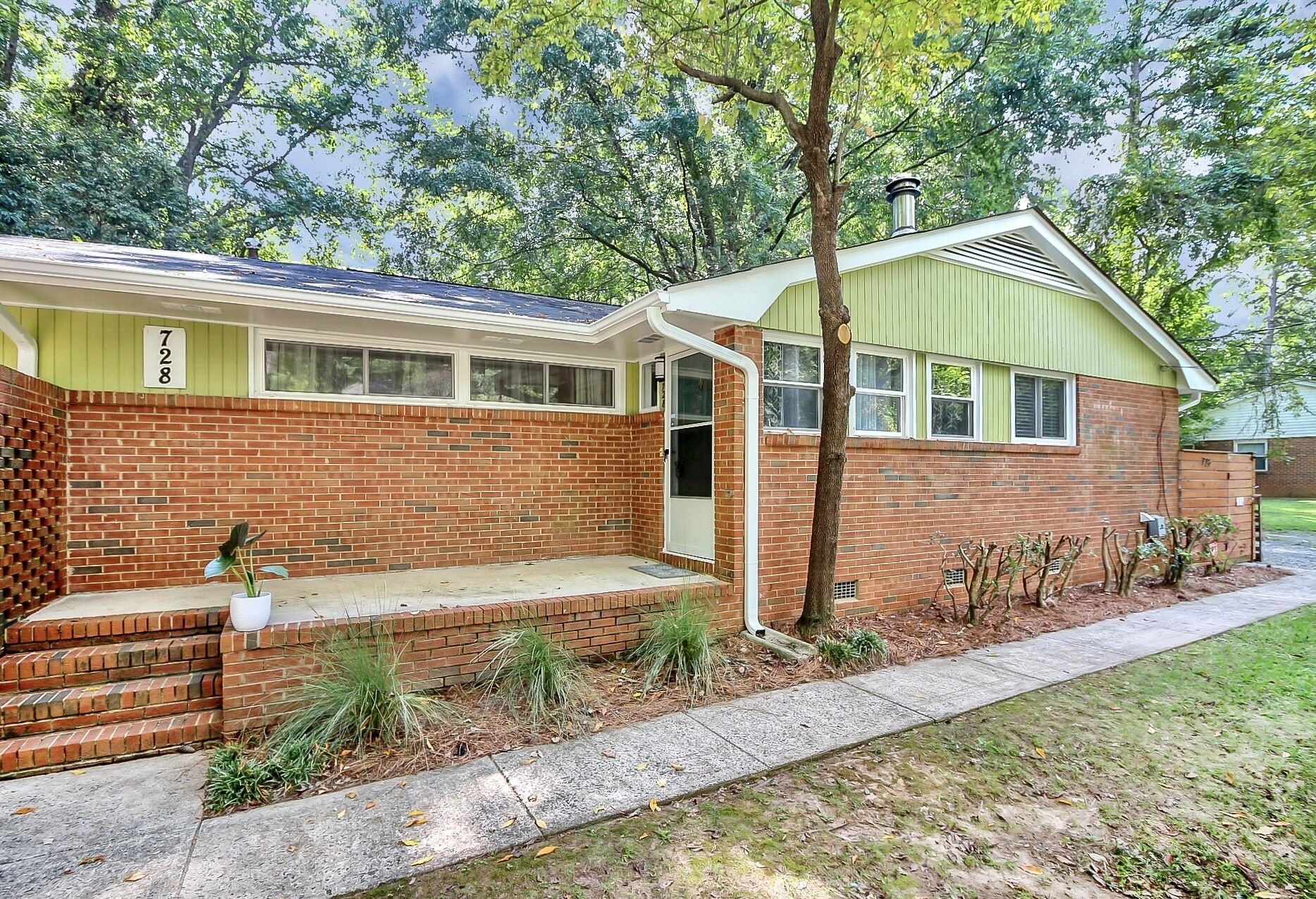 Great 2 BR duplex unit in Cotswold (Right side)