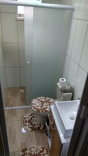 Loft económico | Baño | Regadera, regadera tipo lluvia, secadora de cabello, toallas 