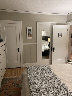 3 bedrooms, desk, iron/ironing board, free WiFi - Charming 3 bed 1 bath home. 1 block to St. Mary's. 10 min walk to Mayo downtown. (Rochester)