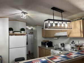 冷蔵庫、電子レンジ、オーブン、コンロ