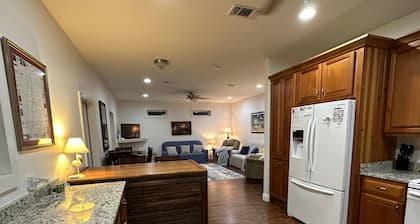 Beach, restaurants, shopping, blocks away