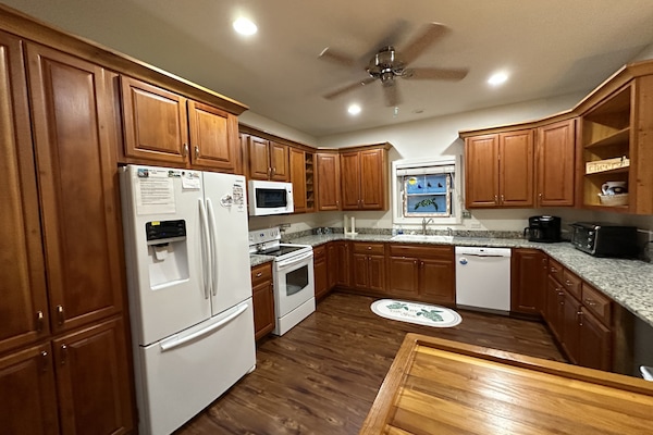 Frigorifero, macchina per tè/caffè, piastra, macchina per il ghiaccio