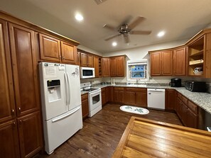 Fridge, coffee/tea maker, griddle, ice maker - Beach, restaurants, shopping, blocks away (Bay St. Louis)