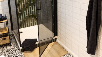 Dusche, Haartrockner, Toilettenpapier